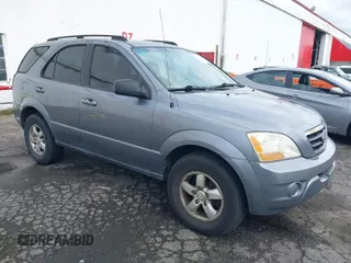 2008 Kia Sorento LX z VIN KNDJC735185798275, wystawiony jako IAAI lot #41825862 z przebiegiem 195 031 mil mil oraz . Historia ofert i sprzedaży dostępna na DreamBid. Obrazek 1.