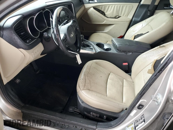 2014 Kia Optima EX z VIN 5XXGN4A79EG294524, wystawiony jako Copart lot #56227085 z przebiegiem 106 585 mil mil oraz Szkoda całkowita • Salvage title. Historia ofert i sprzedaży dostępna na DreamBid. Obrazek 7.