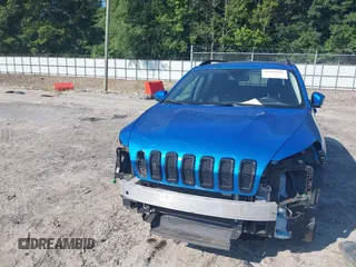 2018 Jeep Cherokee Latitude z VIN 1C4PJLCX1JD528145, wystawiony jako IAAI lot #42618916 z przebiegiem 146 768 mil mil oraz . Historia ofert i sprzedaży dostępna na DreamBid. Obrazek 12.