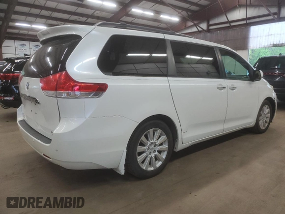 2012 Toyota Sienna XLE z VIN 5TDDK3DC0CS039531, wystawiony jako Copart lot #55458635 z przebiegiem 211 851 mil mil oraz Czysty tytuł • Clean title. Historia ofert i sprzedaży dostępna na DreamBid. Obrazek 3.