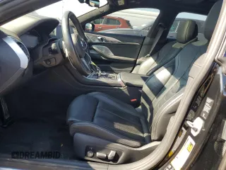 2022 BMW 8 Series M850i z VIN WBAGV8C03NCH58172, wystawiony jako Copart lot #71592504 z przebiegiem 25 854 mil mil oraz Czysty tytuł • Clean title. Historia ofert i sprzedaży dostępna na DreamBid. Obrazek 7.