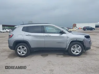 2023 Jeep Compass Latitude z VIN 3C4NJDBN3PT514117, wystawiony jako IAAI lot #41925688 z przebiegiem 50 468 mil mil oraz . Historia ofert i sprzedaży dostępna na DreamBid. Obrazek 13.