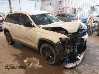 2024 Jeep Grand Cherokee Laredo z VIN 1C4RJHAG8RC699548, wystawiony jako IAAI lot #41323630 z przebiegiem 21 292 mil mil oraz . Historia ofert i sprzedaży dostępna na DreamBid. Obrazek 1.