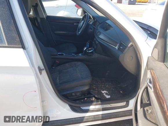2015 BMW X1 xDrive28i z VIN WBAVL1C57FVY25598, wystawiony jako IAAI lot #41860463 z przebiegiem Nie podano mil oraz . Historia ofert i sprzedaży dostępna na DreamBid. Obrazek 5.