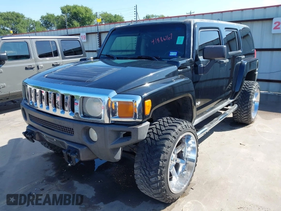 2006 Hummer H3 with VIN 5GTDN136468137230, listed as a IAAI auction lot 41886167 with 135,120 mi miles. Bid and sale history available at carsss.com. Image 2.