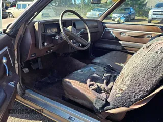 1983 GMC Caballero z VIN 1GTCW8092DR501014, wystawiony jako Copart lot #47653195 z przebiegiem 139 239 mil mil oraz Tytuł czysty. Historia ofert i sprzedaży dostępna na DreamBid. Obrazek 9.