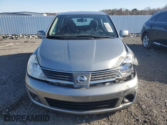 2009 Nissan Versa S z VIN 3N1BC13E29L501164, wystawiony jako Copart lot #52091975 z przebiegiem 95 963 mil mil oraz Czysty tytuł • Clean title. Historia ofert i sprzedaży dostępna na DreamBid. Obrazek 5.