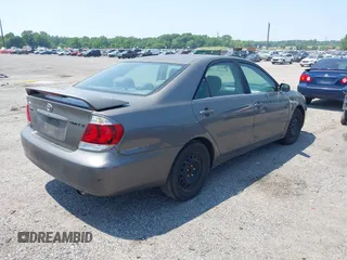 2005 Toyota Camry STD z VIN 4T1BE32K35U528105, wystawiony jako IAAI lot #42395590 z przebiegiem 167 251 mil mil oraz . Historia ofert i sprzedaży dostępna na DreamBid. Obrazek 4.