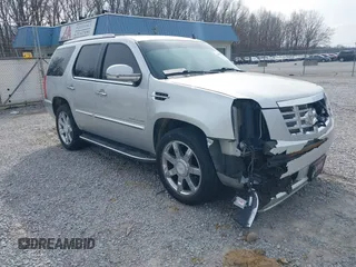 2011 Cadillac Escalade Luxury z VIN 1GYS4BEF4BR281914, wystawiony jako IAAI lot #41665441 z przebiegiem 239 280 mil mil oraz . Historia ofert i sprzedaży dostępna na DreamBid. Obrazek 1.