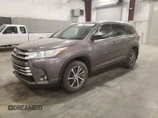2018 Toyota Highlander SE z VIN 5TDJZRFH8JS528329, wystawiony jako Copart lot #56682465 z przebiegiem 131 082 mil mil oraz Szkoda całkowita • Salvage title. Historia ofert i sprzedaży dostępna na DreamBid. Obrazek 1.