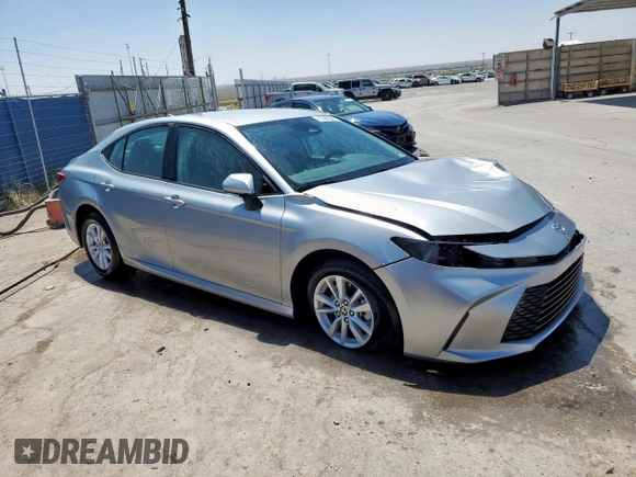 2025 Toyota Camry LE z VIN 4T1DAACKXSU033239, wystawiony jako Copart lot #58013215 z przebiegiem 17 008 mil mil oraz Czysty tytuł • Clean title. Historia ofert i sprzedaży dostępna na DreamBid. Obrazek 4.