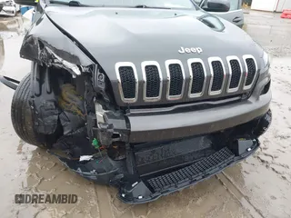 2016 Jeep Cherokee Latitude z VIN 1C4PJMCS3GW242644, wystawiony jako IAAI lot #42491524 z przebiegiem 77 784 mil mil oraz . Historia ofert i sprzedaży dostępna na DreamBid. Obrazek 6.