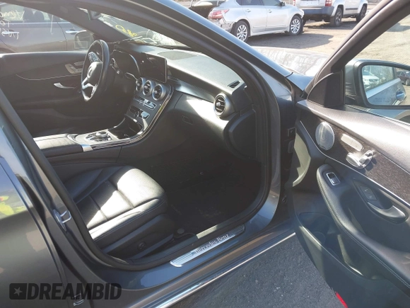 2021 Mercedes-Benz C 300 z VIN W1KWF8EB8MR630955, wystawiony jako IAAI lot #41764582 z przebiegiem 52 702 mil mil oraz . Historia ofert i sprzedaży dostępna na DreamBid. Obrazek 5.