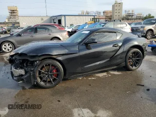 2023 Toyota Supra 3.0 z VIN WZ1DB0G01PW056961, wystawiony jako Copart lot #57842115 z przebiegiem Nie podano mil oraz Szkody całkowita. Historia ofert i sprzedaży dostępna na DreamBid. Obrazek 1.