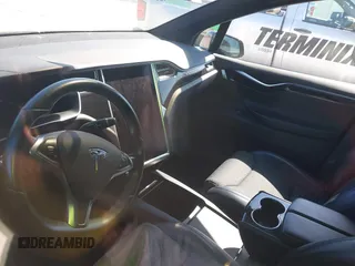 2017 Tesla Model X 90D z VIN 5YJXCAE28HF059140, wystawiony jako IAAI lot #41648518 z przebiegiem Nie podano mil oraz . Historia ofert i sprzedaży dostępna na DreamBid. Obrazek 17.