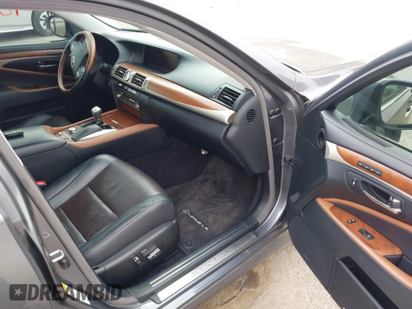 2013 Lexus LS 460 с VIN JTHCL5EF8D5017831, выставлен на аукционе IAAI как лот 42709181 с пробегом 72 271 миль миль и . История ставок и продаж доступна на DreamBid. Изображение 5.