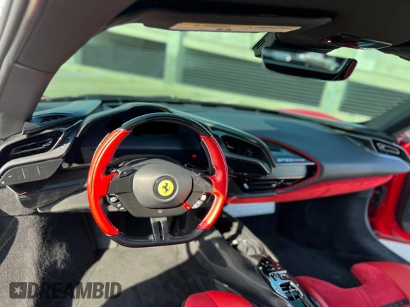 2021 Ferrari SF90 z VIN ZFF95NLA4M0265120, wystawiony jako Copart lot #55701215 z przebiegiem 5000 mil mil oraz Szkody całkowita. Historia ofert i sprzedaży dostępna na DreamBid. Obrazek 9.