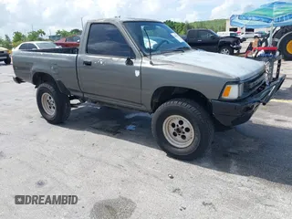 1990 Toyota Pickup z VIN JT4RN81A9L5068772, wystawiony jako IAAI lot #42445525 z przebiegiem 81 620 mil mil oraz . Historia ofert i sprzedaży dostępna na DreamBid. Obrazek 1.