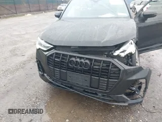 2024 Audi Q3 S line Premium Plus z VIN WA1EECF32R1043458, wystawiony jako IAAI lot #41965598 z przebiegiem 21 524 mil mil oraz . Historia ofert i sprzedaży dostępna na DreamBid. Obrazek 6.