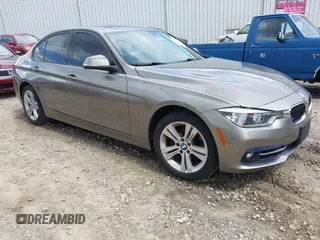 2016 BMW 3 Series 328i xDrive z VIN WBA8E3G52GNU02202, wystawiony jako IAAI lot #42469490 z przebiegiem 105 984 mil mil oraz . Historia ofert i sprzedaży dostępna na DreamBid. Obrazek 1.