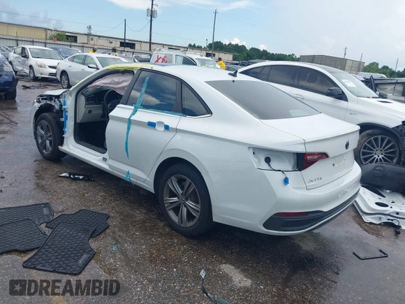 2024 Volkswagen Jetta SE with VIN 3VW7M7BU4RM097738, listed as a IAAI auction lot 42582290 with 2,598 mi miles and . Bid and sale history available at DreamBid. Image 3.