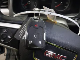 2019 GMC Acadia SLE z VIN 1GKKNRLA9KZ298473, wystawiony jako IAAI lot #41397494 z przebiegiem 107 781 mil mil oraz . Historia ofert i sprzedaży dostępna na DreamBid. Obrazek 11.