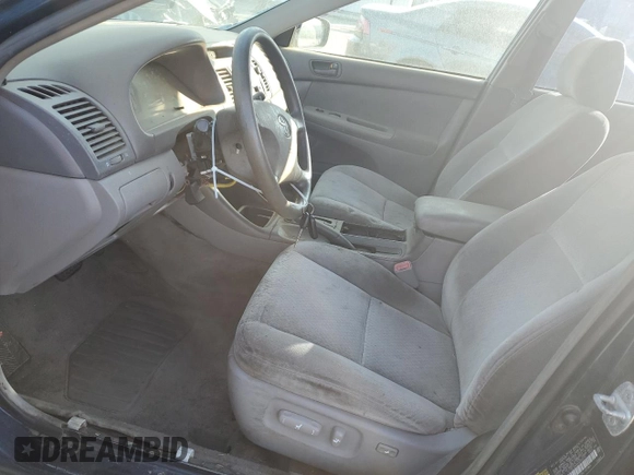 2004 Toyota Camry LE z VIN 4T1BE32K64U329578, wystawiony jako Copart lot #85528744 z przebiegiem Nie podano mil oraz Czysty tytuł • Clean title. Historia ofert i sprzedaży dostępna na DreamBid. Obrazek 7.