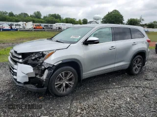 2018 Toyota Highlander LE z VIN 5TDBZRFH0JS841346, wystawiony jako Copart lot #58398885 z przebiegiem 61 935 mil mil oraz Szkoda całkowita • Salvage title. Historia ofert i sprzedaży dostępna na DreamBid. Obrazek 1.