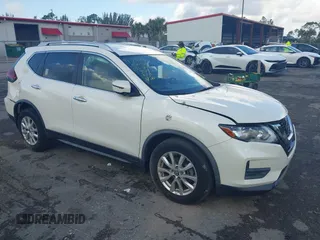 2020 Nissan Rogue SV z VIN JN8AT2MT0LW043383, wystawiony jako IAAI lot #42202423 z przebiegiem 14 865 mil mil oraz . Historia ofert i sprzedaży dostępna na DreamBid. Obrazek 1.
