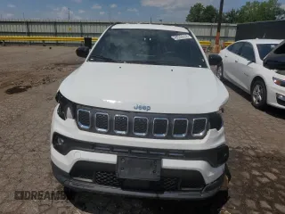2023 Jeep Compass Latitude z VIN 3C4NJDBN9PT552970, wystawiony jako Copart lot #63489905 z przebiegiem 61 045 mil mil oraz Czysty tytuł • Clean title. Historia ofert i sprzedaży dostępna na DreamBid. Obrazek 5.