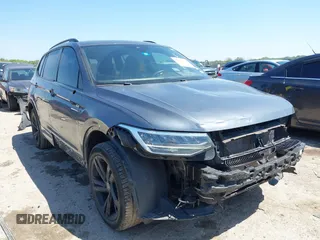 2023 Volkswagen Tiguan SE R-Line Black z VIN 3VVCB7AX1PM057201, wystawiony jako IAAI lot #41977239 z przebiegiem 84 840 mil mil oraz . Historia ofert i sprzedaży dostępna na DreamBid. Obrazek 1.