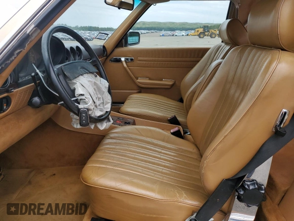 1989 Mercedes-Benz 560 SL z VIN WDBBA48D9KA102252, wystawiony jako Copart lot #61684484 z przebiegiem 111 537 mil mil oraz Szkoda całkowita • Salvage title. Historia ofert i sprzedaży dostępna na DreamBid. Obrazek 7.