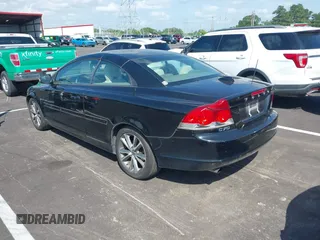 2010 Volvo C70 z VIN YV1672MC3AJ092362, wystawiony jako IAAI lot #42536725 z przebiegiem 79 474 mil mil oraz . Historia ofert i sprzedaży dostępna na DreamBid. Obrazek 3.