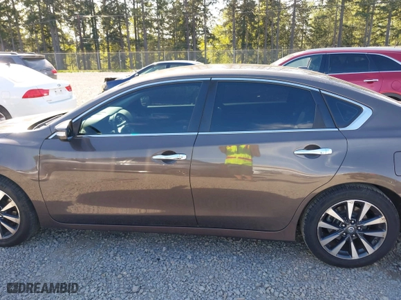 2017 Nissan Altima 2.5 SR with VIN 1N4AL3AP8HC180059, listed as a IAAI auction lot 42075133 with 197,955 mi miles. Bid and sale history available at carsss.com. Image 14.