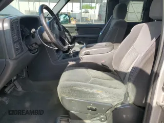 2005 Chevrolet Silverado 1500 LS z VIN 1GCEK19T55E193176, wystawiony jako Copart lot #52181185 z przebiegiem 418 180 mil mil oraz Czysty tytuł • Clean title. Historia ofert i sprzedaży dostępna na DreamBid. Obrazek 7.