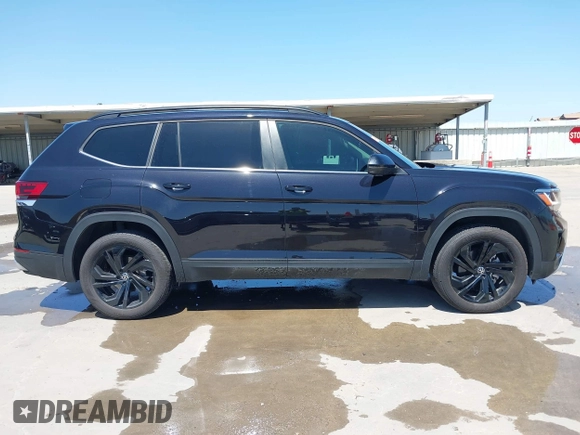 2022 Volkswagen Atlas SE with VIN 1V2HR2CA1NC549980, listed as a IAAI auction lot 42003986 with 53,768 mi miles and . Bid and sale history available at DreamBid. Image 13.