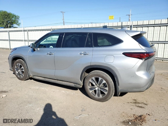 2021 Toyota Highlander XLE with VIN 5TDGZRAHXMS082996, listed as a Copart auction lot 52642695 with 53,483 mi miles and Salvage Title. Bid and sale history available at carsss.com. Image 2.