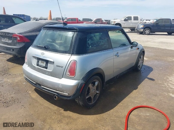 2005 MINI Cooper Hardtop with VIN WMWRC33505TK60747, listed as a IAAI auction lot 41428424 with 169,377 mi miles. Bid and sale history available at carsss.com. Image 4.