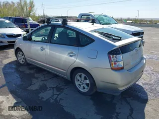 2005 Toyota Prius with VIN JTDKB20U557012368, listed as a IAAI auction lot 42029053 with 204,909 mi miles. Bid and sale history available at carsss.com. Image 3.