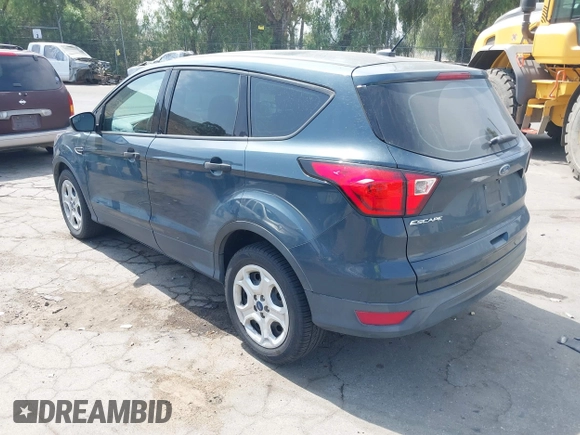 2019 Ford Escape S с VIN 1FMCU0F7XKUB11720, выставлен на аукционе IAAI как лот 41998032 с пробегом 149 058 миль миль и . История ставок и продаж доступна на DreamBid. Изображение 3.