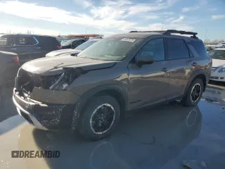 2024 Nissan Pathfinder Rock Creek z VIN 5N1DR3BD4RC214800, wystawiony jako Copart lot #42852915 z przebiegiem 105 824 mil mil oraz Szkoda całkowita • Salvage title. Historia ofert i sprzedaży dostępna na DreamBid. Obrazek 1.