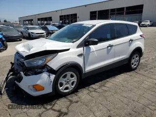 2018 Ford Escape S z VIN 1FMCU0F70JUD44911, wystawiony jako Copart lot #63534385 z przebiegiem 40 197 mil mil oraz Czysty tytuł • Clean title. Historia ofert i sprzedaży dostępna na DreamBid. Obrazek 1.