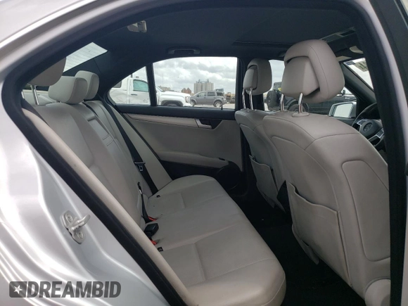 2013 Mercedes-Benz C 250 Sport z VIN WDDGF4HB9DR263699, wystawiony jako Copart lot #51379384 z przebiegiem 123 016 mil mil oraz Szkoda całkowita • Salvage title. Historia ofert i sprzedaży dostępna na DreamBid. Obrazek 10.