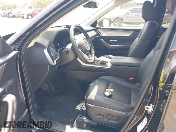 2025 Mazda CX-70 Preferred z VIN JM3KJBHD5S1117439, wystawiony jako IAAI lot #42338025 z przebiegiem 10 916 mil mil oraz . Historia ofert i sprzedaży dostępna na DreamBid. Obrazek 5.