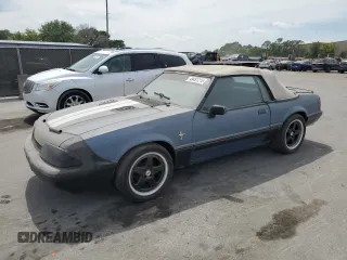 1988 Ford Mustang z VIN 1FABP44A1JF228656, wystawiony jako Copart lot #49451215 z przebiegiem 42 754 mil mil oraz Czysty tytuł • Clean title. Historia ofert i sprzedaży dostępna na DreamBid. Obrazek 1.