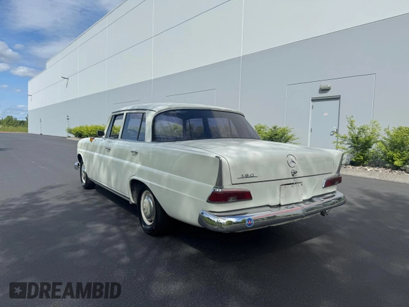 1965 Mercedes-Benz 190 z VIN 11001010128, wystawiony jako Copart lot #55181315 z przebiegiem 77 434 mil mil oraz Tytuł czysty. Historia ofert i sprzedaży dostępna na DreamBid. Obrazek 3.