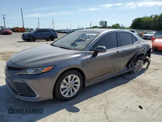 2024 Toyota Camry LE z VIN 4T1R11AK2RU216038, wystawiony jako Copart lot #56582725 z przebiegiem 42 623 mil mil oraz Szkoda całkowita • Salvage title. Historia ofert i sprzedaży dostępna na DreamBid. Obrazek 1.