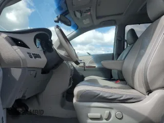 2011 Toyota Sienna XLE z VIN 5TDDK3DC1BS005600, wystawiony jako Copart lot #57795425 z przebiegiem 176 883 mil mil oraz Szkoda całkowita • Salvage title. Historia ofert i sprzedaży dostępna na DreamBid. Obrazek 7.