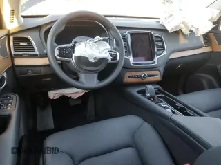 2024 Volvo XC90 Plus Bright Theme z VIN YV4L12PE1R1235535, wystawiony jako Copart lot #79864474 z przebiegiem Nie podano mil oraz Szkody całkowita. Historia ofert i sprzedaży dostępna na DreamBid. Obrazek 8.