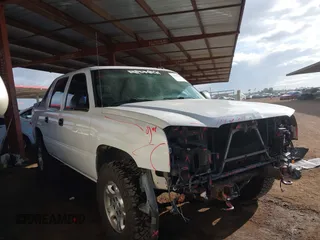 2003 Chevrolet Avalanche with VIN 3GNEC13T53G311424, listed as a IAAI auction lot 41584274 with 303,196 mi miles. Bid and sale history available at carsss.com. Image 1.
